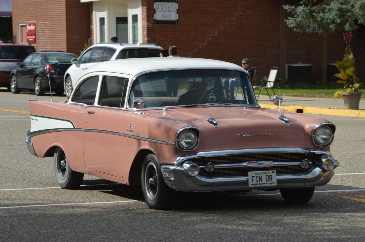 Classic cars cruise through Henderson, Le Sueur, Le Center in community