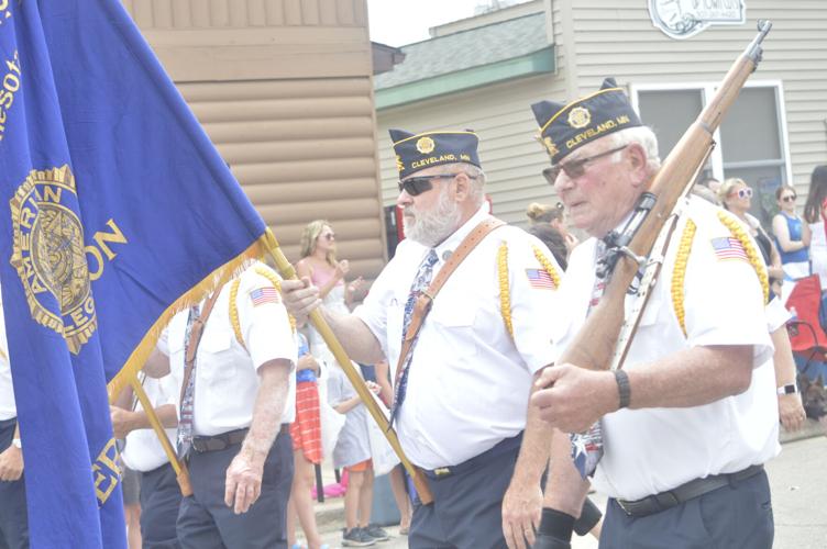 PHOTOS Hundreds flock to Elysian for flagwaving Fourth of July News