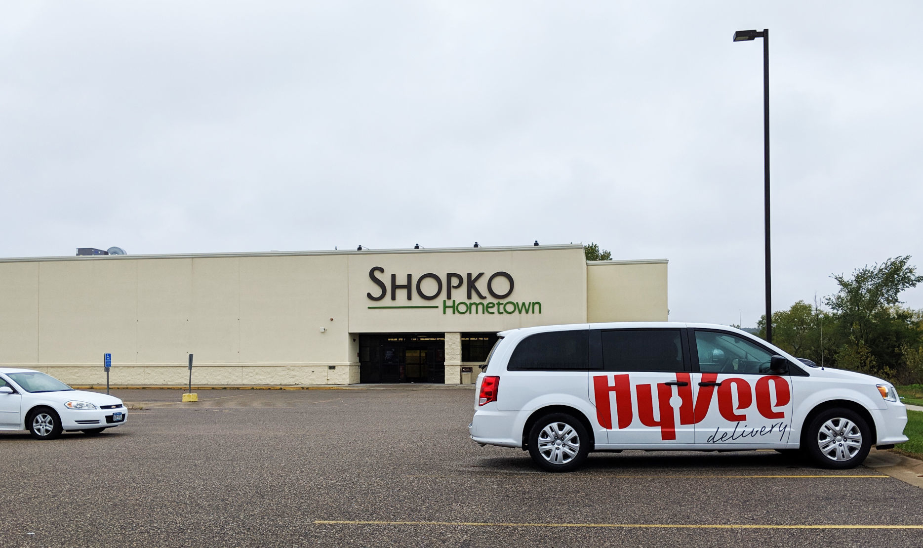 St. Peter Hy-Vee won't be open 24 hours, as company changes