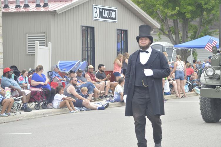 PHOTOS Hundreds flock to Elysian for flagwaving Fourth of July News