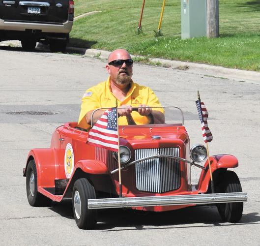 Ellendale Days parade draws huge crowd Saturday, including a class