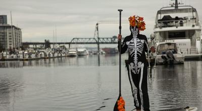 Costume Paddle skeleton with leaves