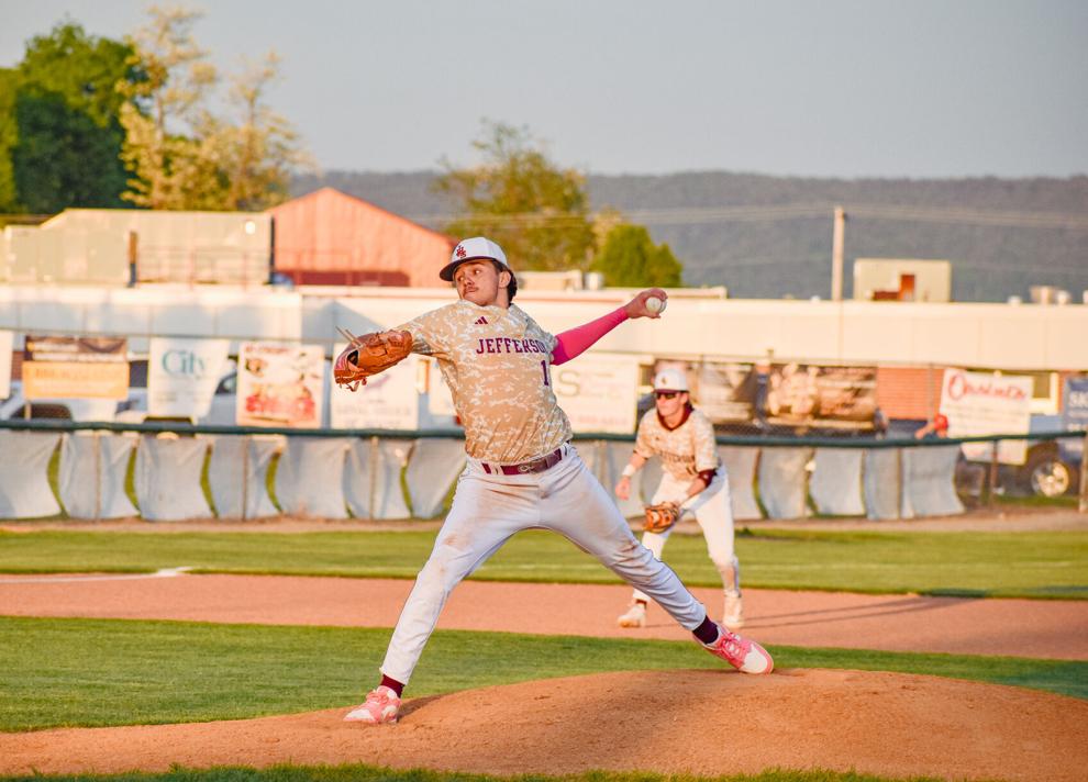 Cougars swamp Cardinals 10-1 to tie for league title ahead of key matchup with Hedgesville