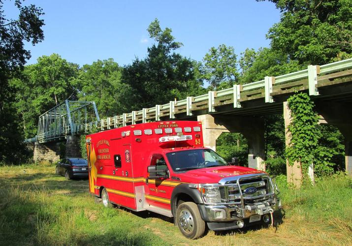 Male falls off Waterloo Bridge, airlifted to trauma center