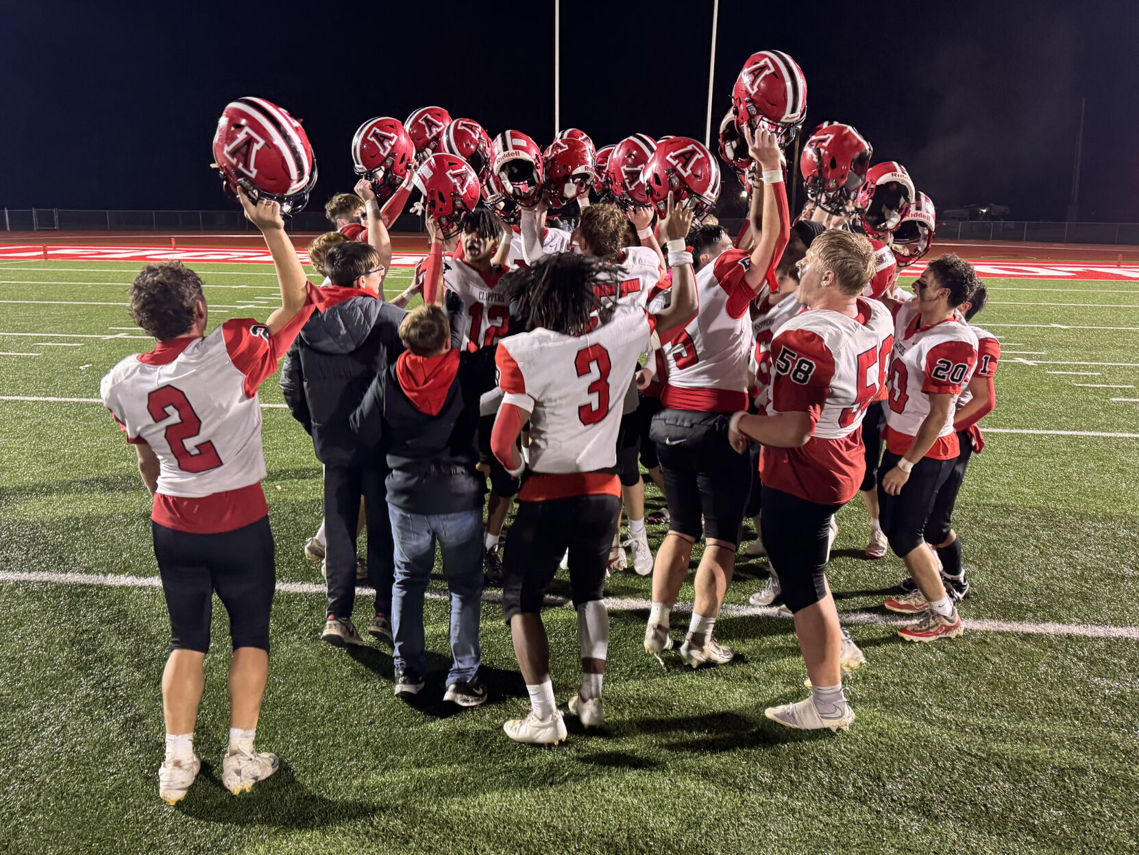 Clippers win third straight 8-man state title | 103.9 WLPO ...