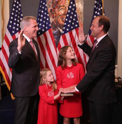 PHOTO: Barr sworn in with daughters by his side