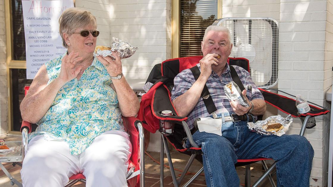VIDEO PHOTOS: Iredell Clerk of Courts hot dog sale benefits hurricane VIDEO PHOTOS: Iredell Clerk of Courts hot dog sale benefits hurricane