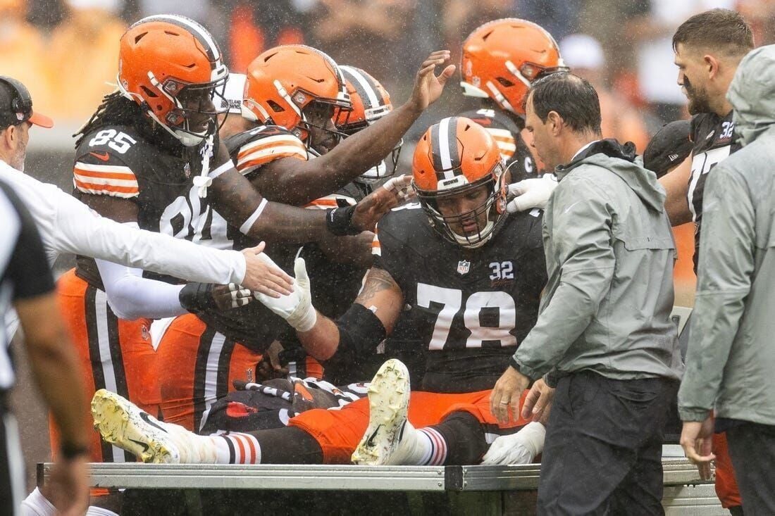 Browns' starting center to miss time following knee surgery