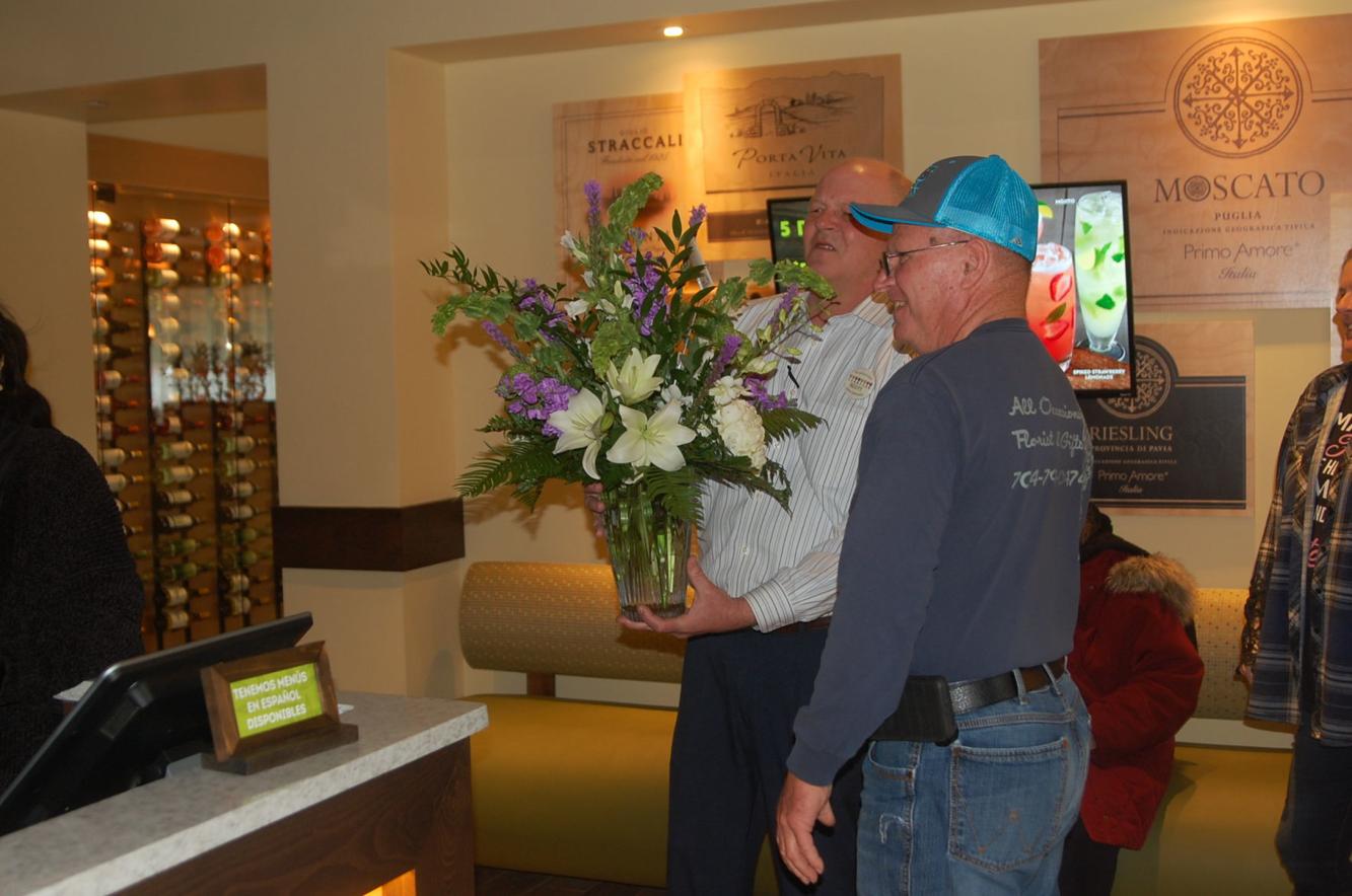 Opening day for Olive Garden draws crowd of diners | Local News
