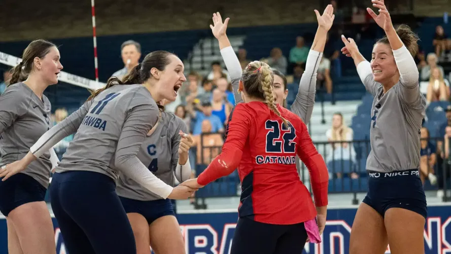 Women’s Volleyball Takes Five-Set Thriller at Tusculum