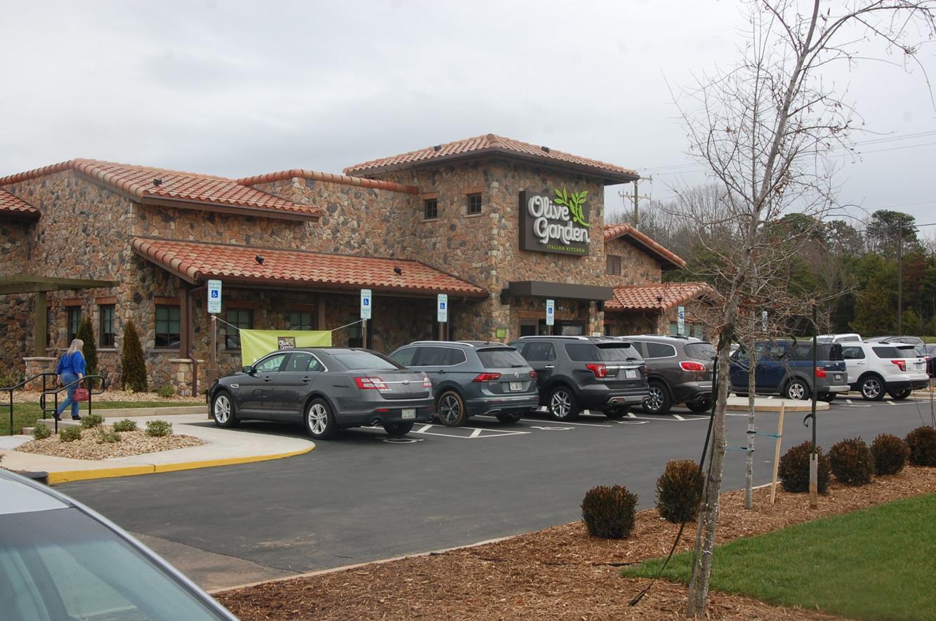 Opening day for Olive Garden draws crowd of diners