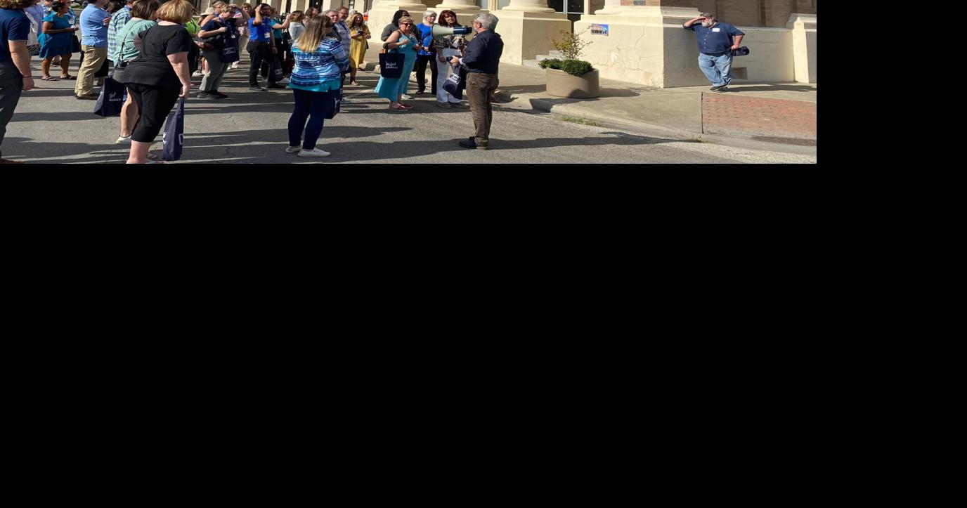 Showing off Goliad News