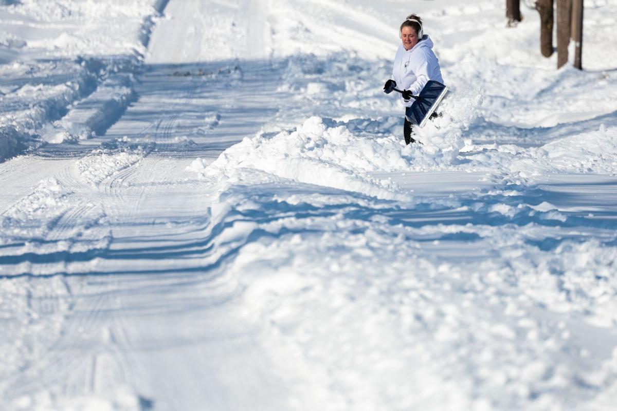 �����Ӱ�ԭ��ans clear snow from cars and sidewalks after a weekend of snow