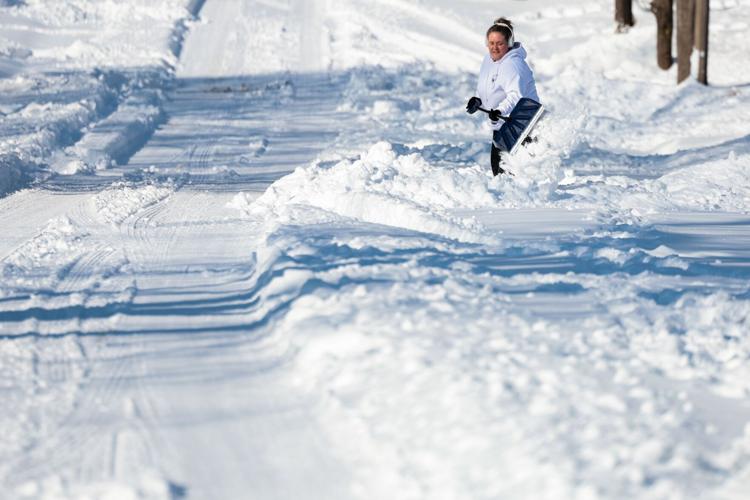 �����Ӱ�ԭ��ans clear snow from cars and sidewalks after a weekend of snow