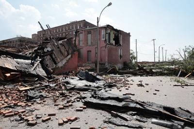 High winds heavily damage parts of ѿý north of Delmar near Kingshighway