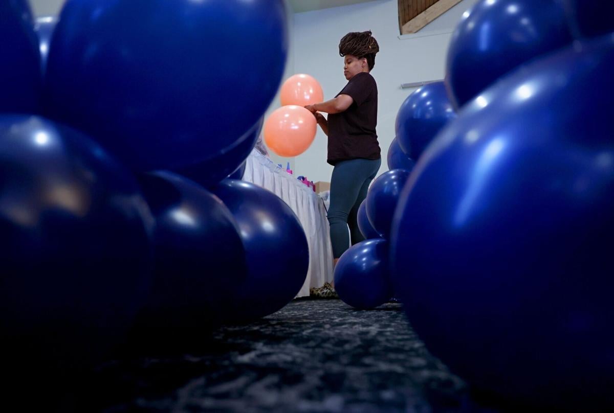 Regulatie Maak het zwaar stapel Balloons go high-end: St. Louis customers spend big on dragons, carousels  and pirate ships