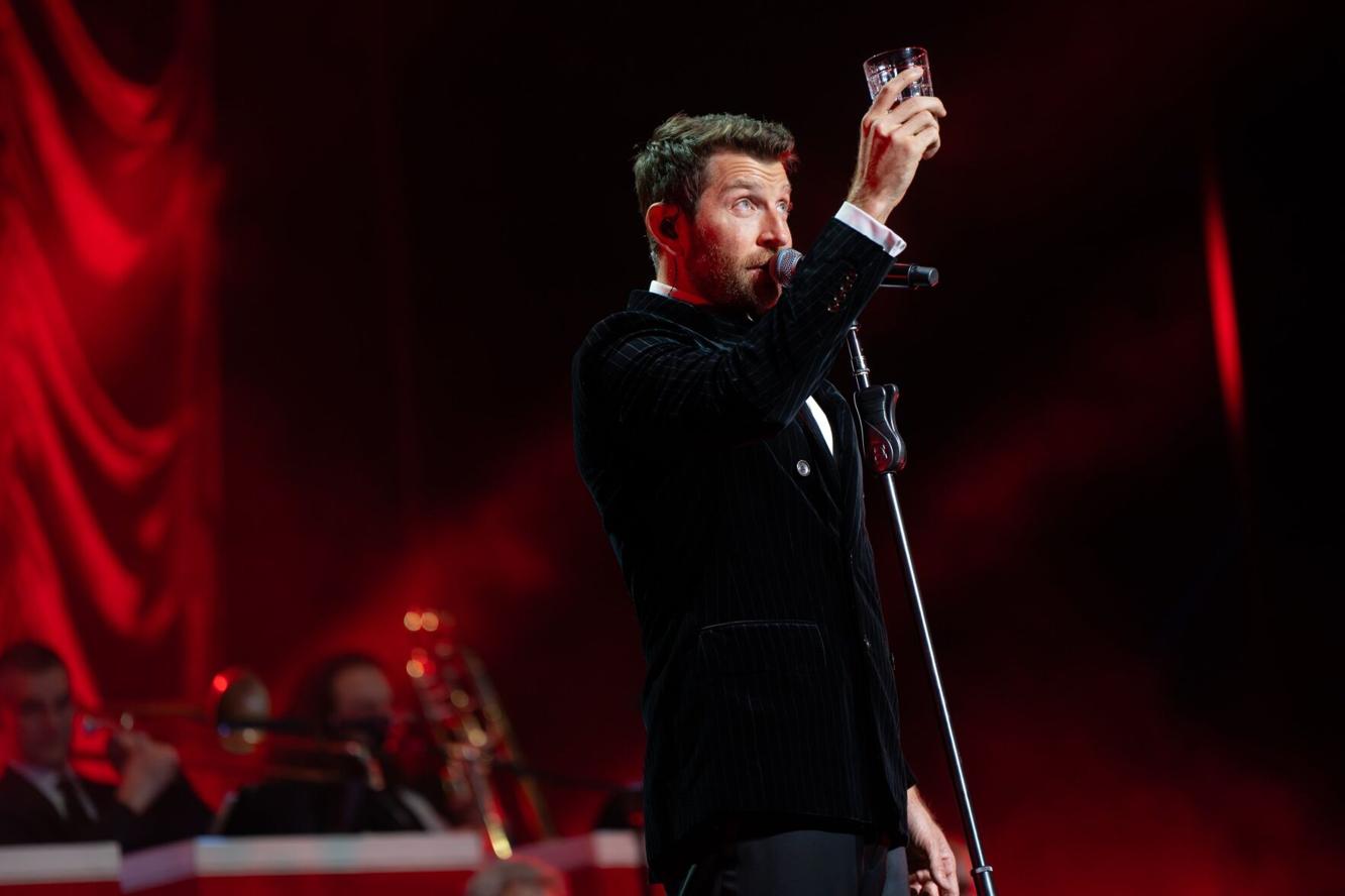 Scenes from the Brett Eldredge holiday show