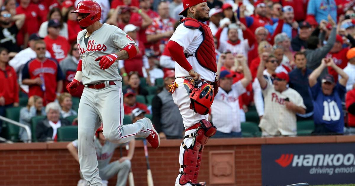 Cardinals cling to lead in messy ninth inning as Phillies score six to win 6-3