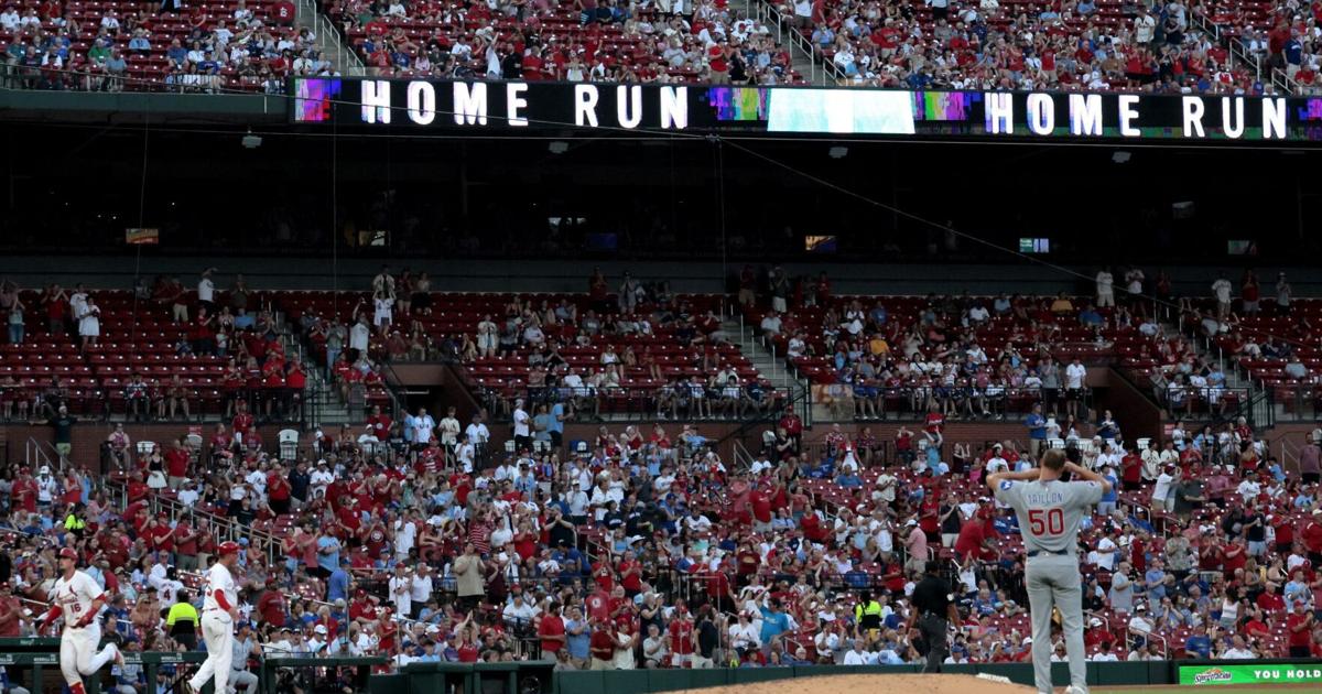 Kommentatoren der Cubs bemerken kleine Zuschauermengen bei den Cardinals ...