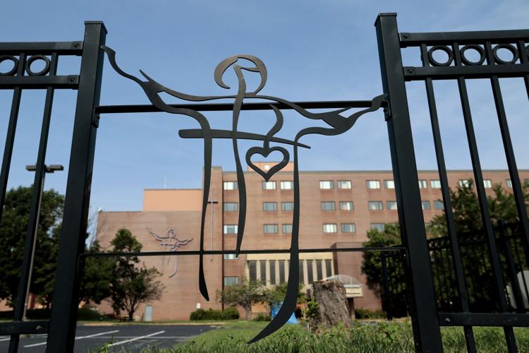 Neighbors try to secure abandoned �����Ӱ�ԭ�� hospital