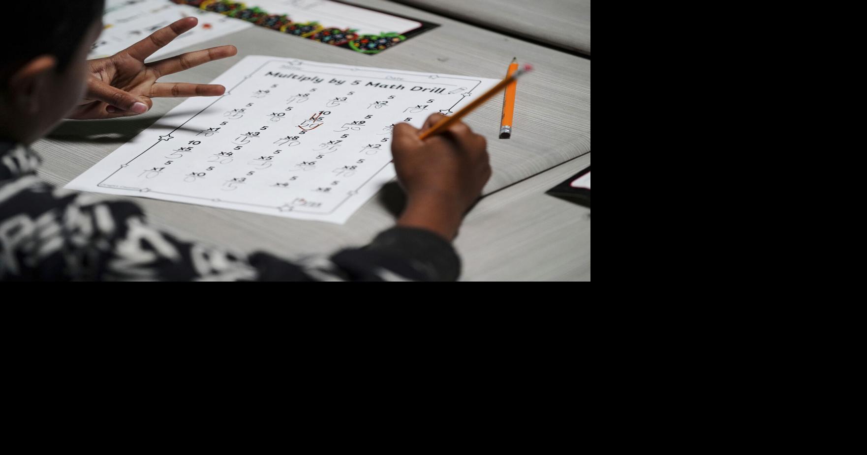 A bill mandating a new grading system also would require districts to pay bonuses to teachers in top-performing schools.