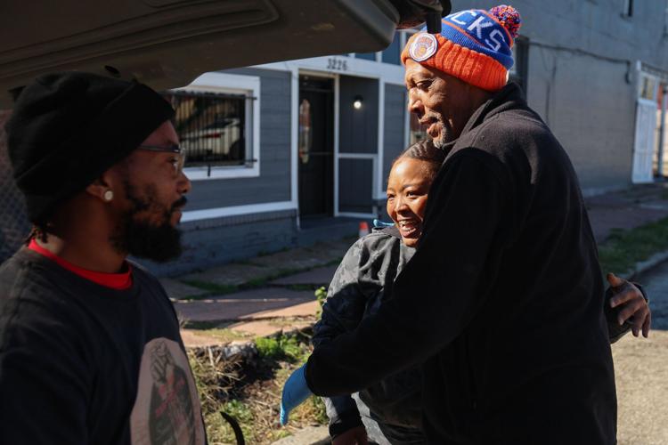 In the aftermath of the tornado, Larry Gray feeds his north �����Ӱ�ԭ�� neighbors