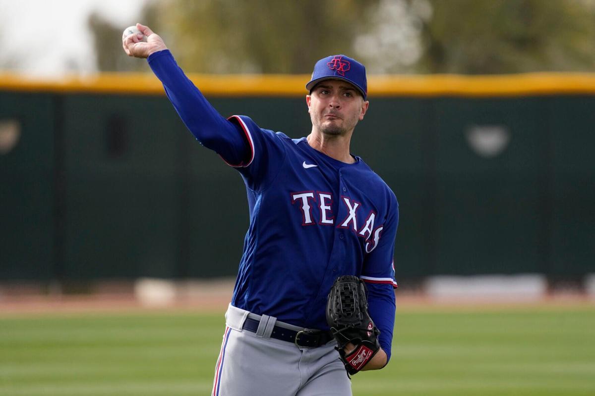 Jacob deGrom throws first bullpen pitches during Texas Rangers spring  training 