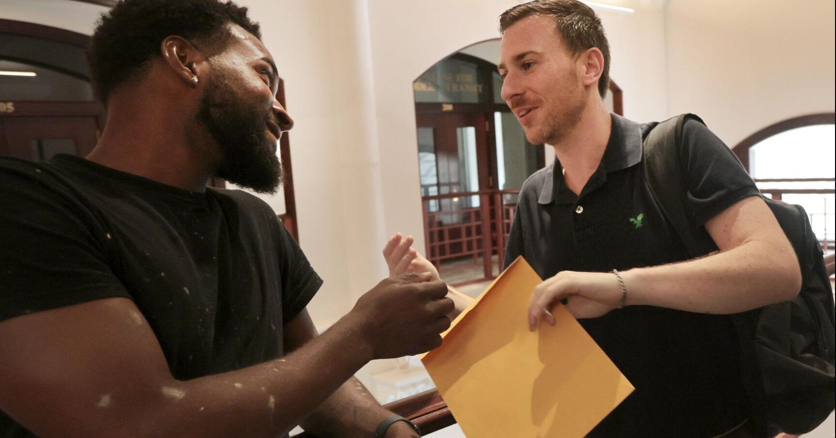 Settlement checks disbursed after mass 'kettling' arrest during 2017 protest in St. Louis - Vimarsana News