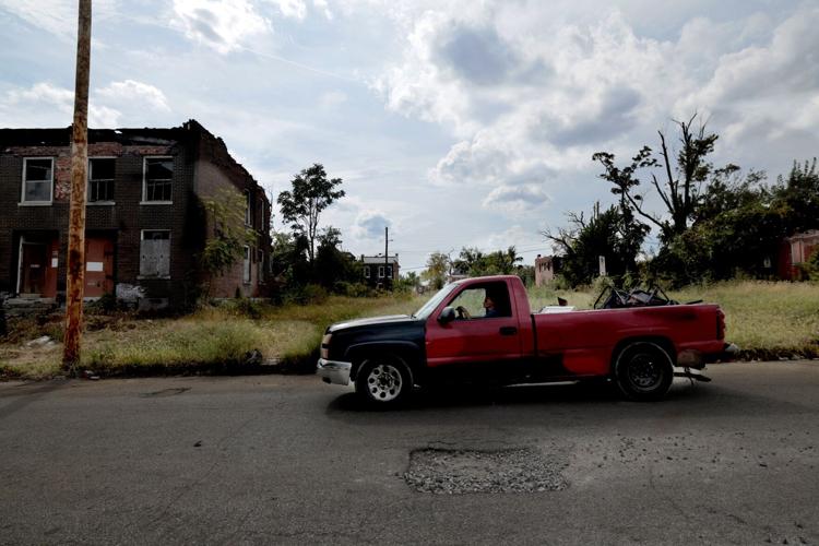 �����Ӱ�ԭ�� Aldermen reopen long-time debate to distribute capital ward money equitably