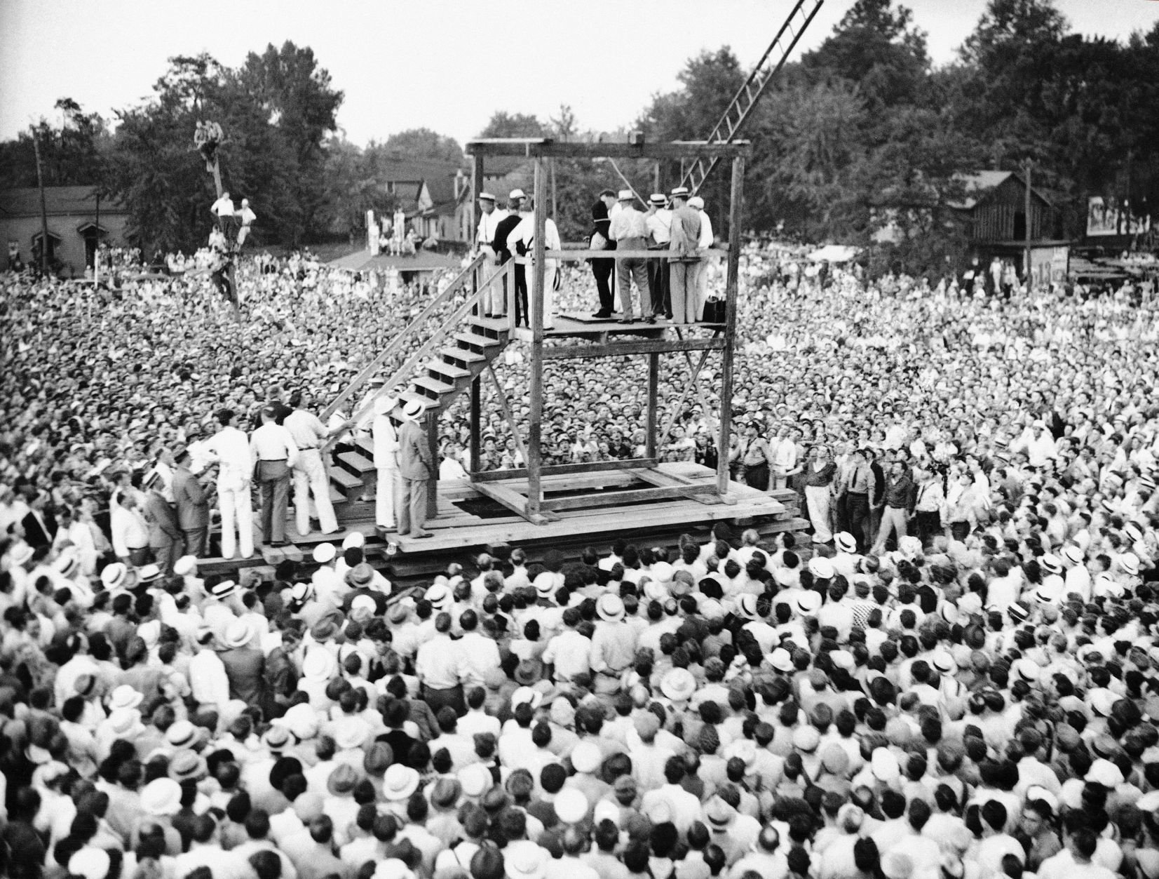 The Last Public Execution In America Historic Photos Taken On Aug 14   5b72d57178875.image 