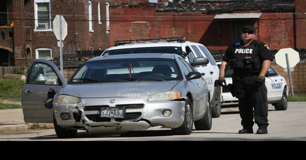 Police searching for suspects in St. Louis after Illinois bank robbery