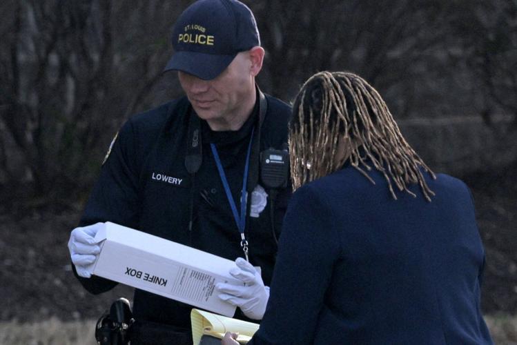 Officer shoots man with knife in north ӣƵ