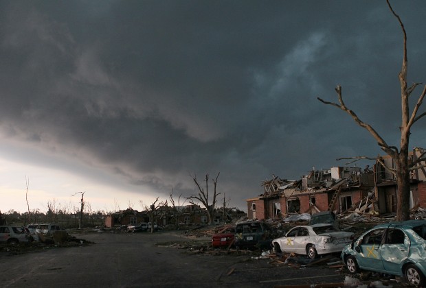 Tornado plows through Joplin, Mo.