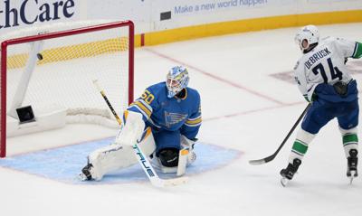 Ӱԭ Blues lose to Vancouver Canucks in shootout