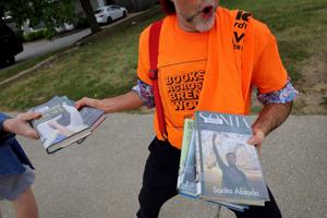 Volunteers from human chain to move Brentwood library books to new building