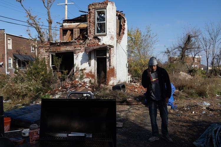 In the aftermath of the tornado, Larry Gray feeds his north �����Ӱ�ԭ�� neighbors