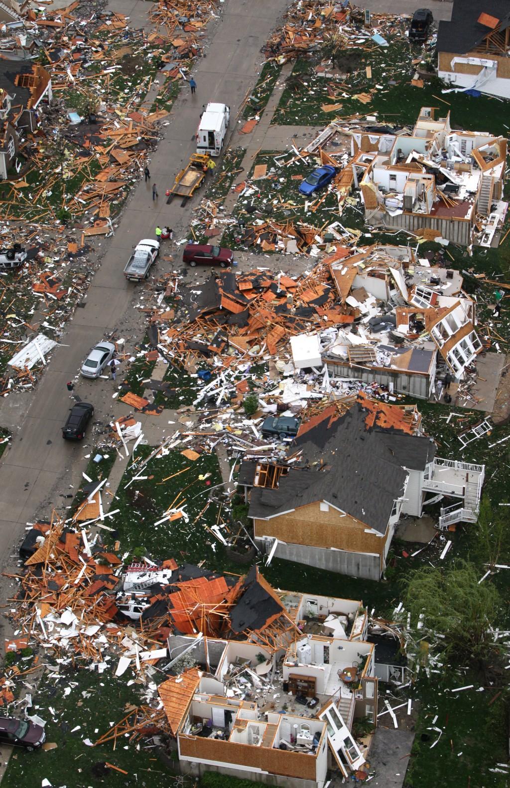 Tornado Confirmed 2 700 Buildings In St Louis County With Serious Damage Metro Stltoday Com