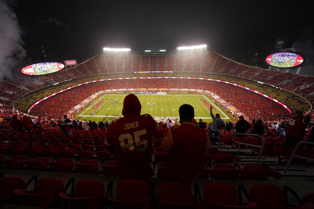 Kansas City Chiefs fans boo teams during display of unity against