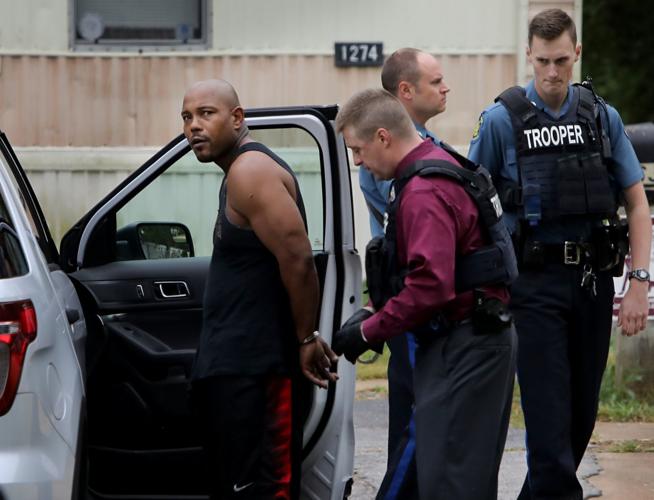Murder suspect injures two Jefferson County jail deputies