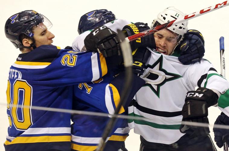 Blues' Reaves blows kiss to Stars' bench after fighting McKenzie