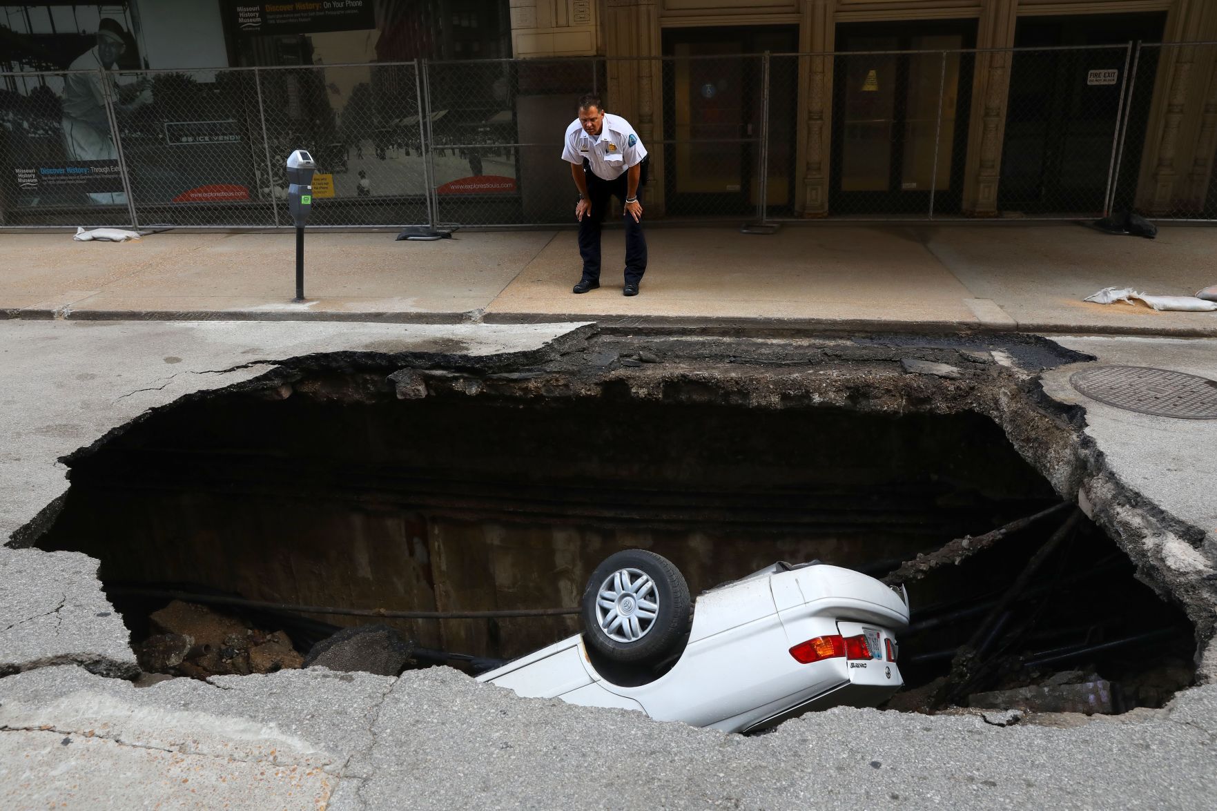 He Stopped At A Downtown St Louis Gym While He Worked Out A Sinkhole   59550553e764c.image 