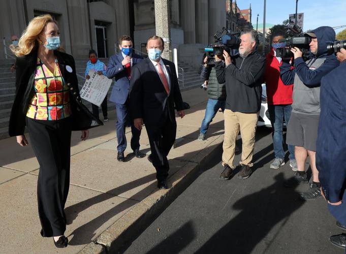Gun-waving Ƶ couple plead not guilty to gun and tampering charges