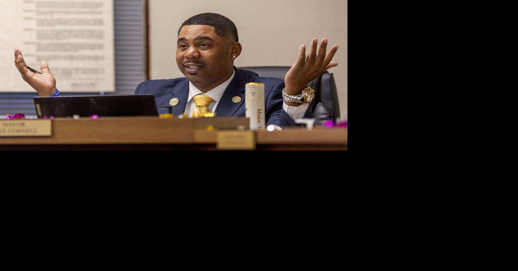 Riverview mayor wears badge, bullies opponents, critics say