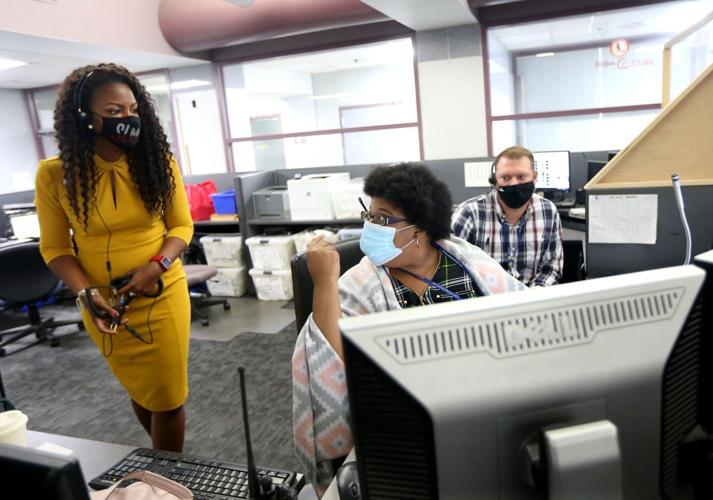 Mayor Jones tours police 911 call center