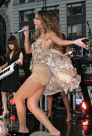 Taylor Swift and Beyonce flashing their panties! Granny panties?
