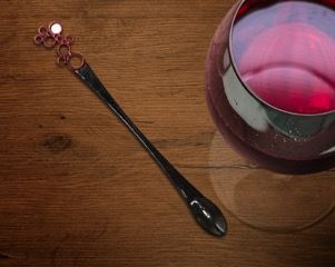 StiqIt device for removing sulfites from wine