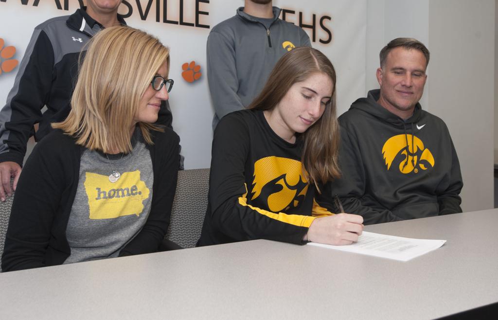 Edwardsville S Martin Taking Her Basketball Skills Home To Iowa