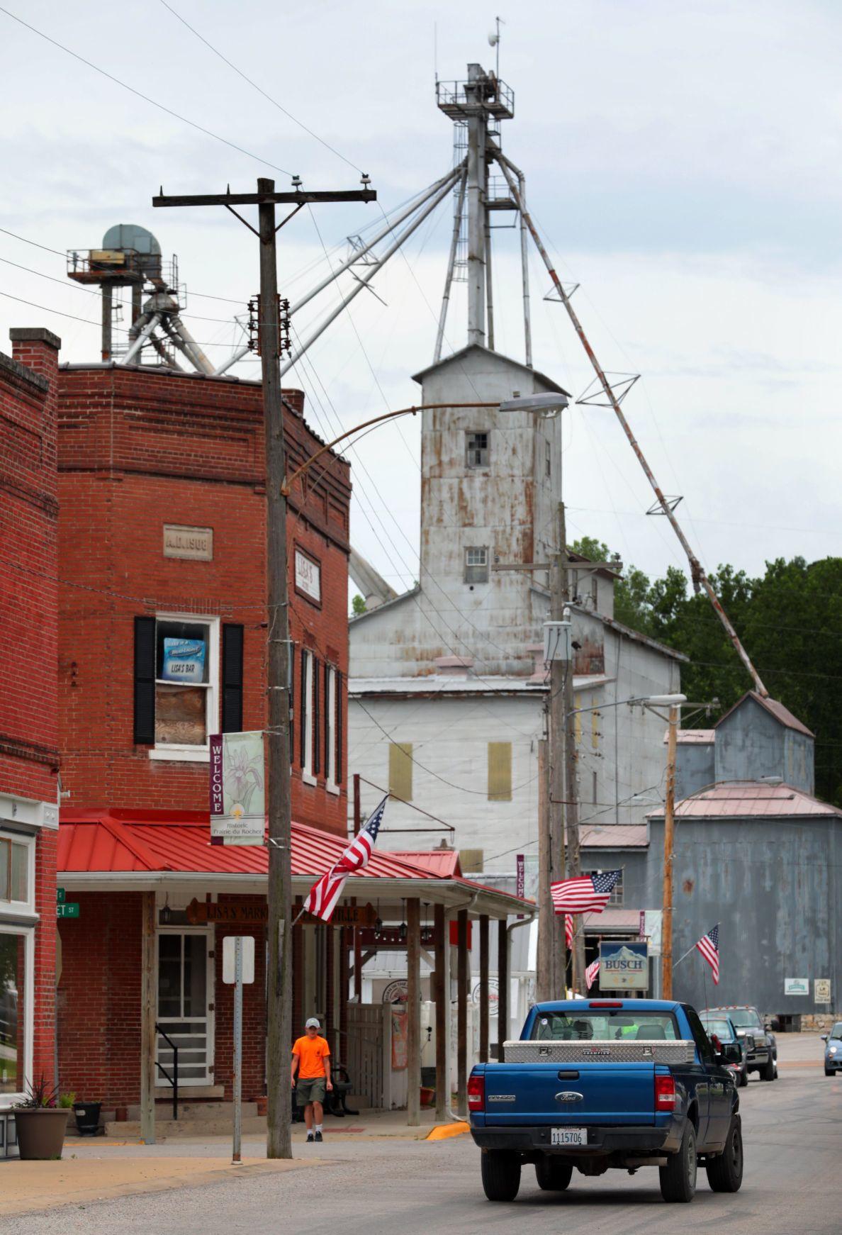 Flood fight continues in Alton and other river towns, with water levels