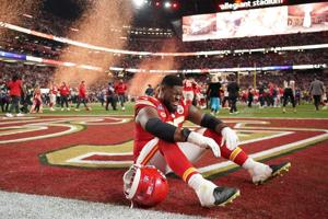 Chiefs' lineman Smith shares WWE title belt with shooting victim
