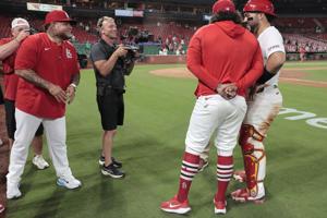 Cardinals kick off series against the Giants